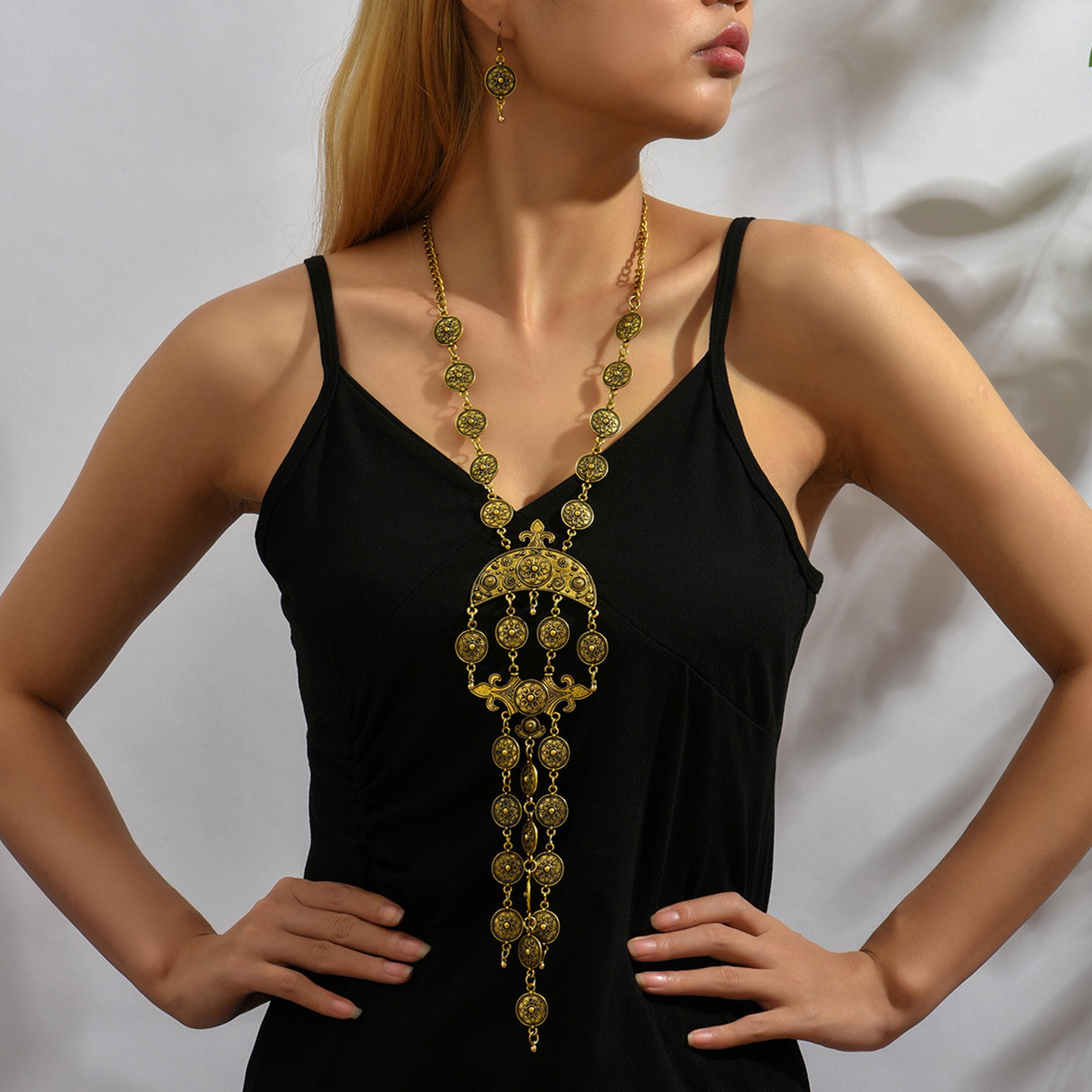 Ethnic Moon Carved Choker Neck - Ethnic Fashion Pakistan 리뷰 및 가격
